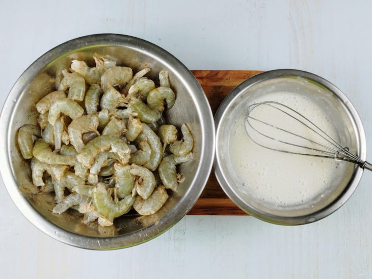 camarão temperado e creme com leite de coco e trigo batidos.