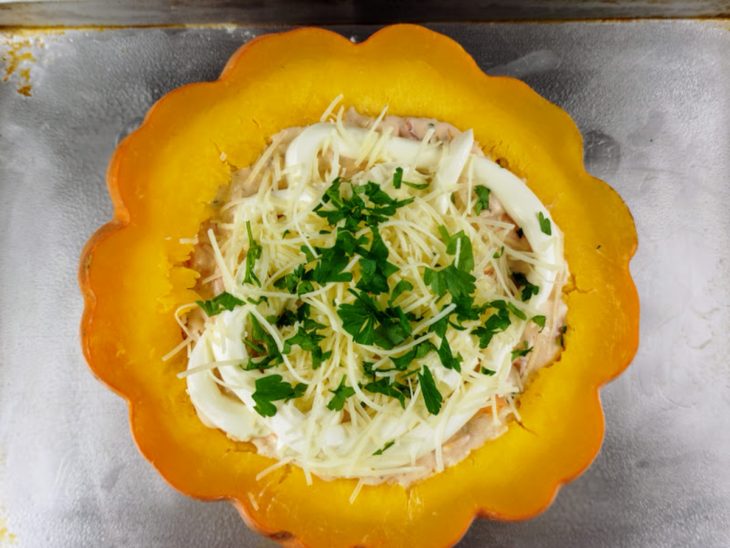 finalização com catupiry, queijo e cheiro verde.
