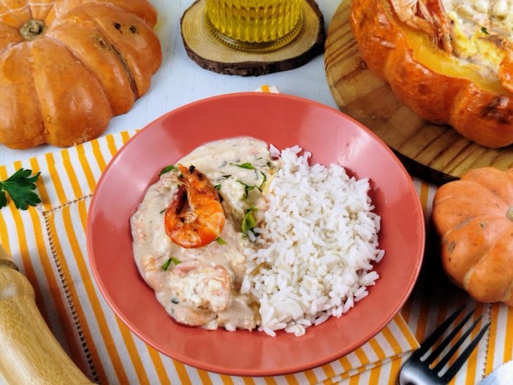 camarão na moranga com catupiry pronto servido com arroz branco soltinho.