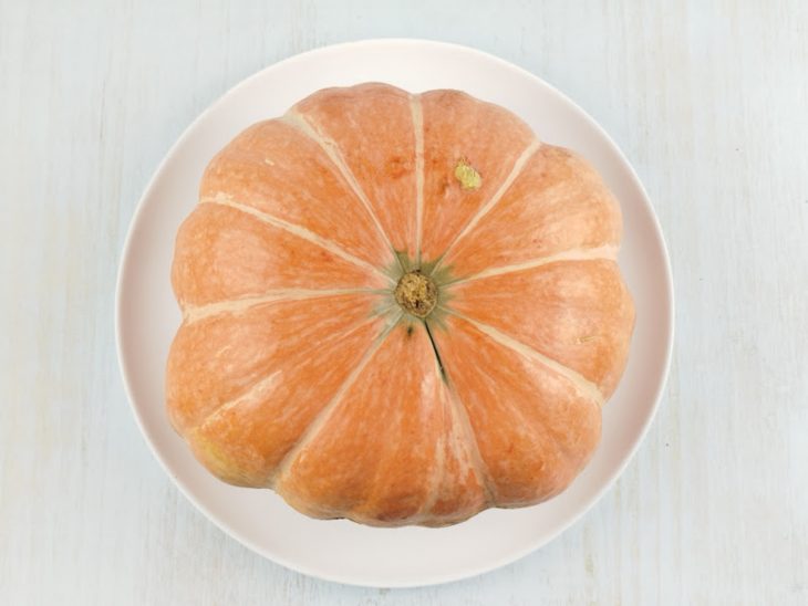 Abóbora tampada sobre um prato.