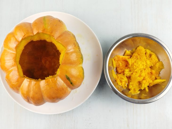 Polpa da abóbora reservada num recipiente redondo de inox.