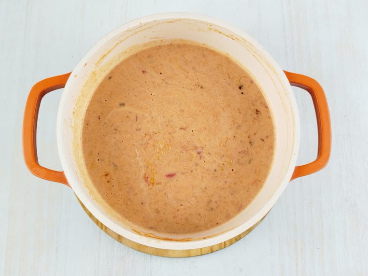 Páprica doce e requeijão adicionado na panela.