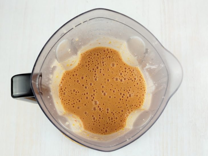 Mistura batida no liquidificador.