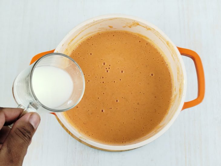Creme adicionado na panela com amido de milho dissolvido em água para ser colocado.