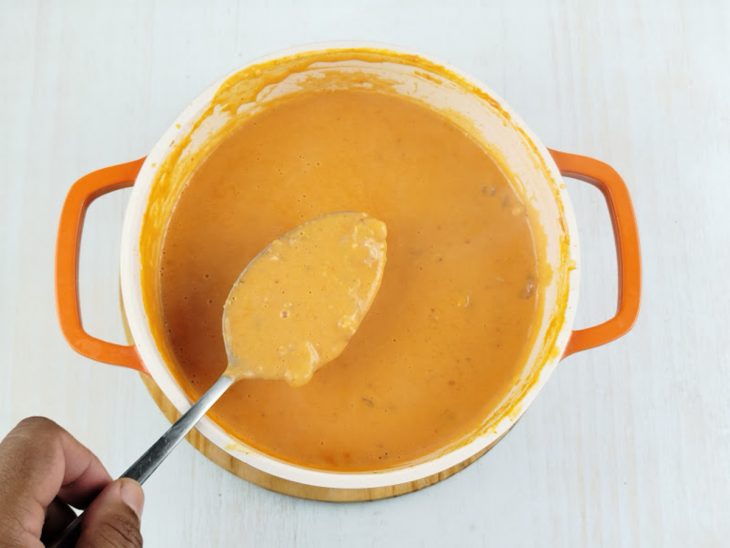 Panela com creme e camarão.