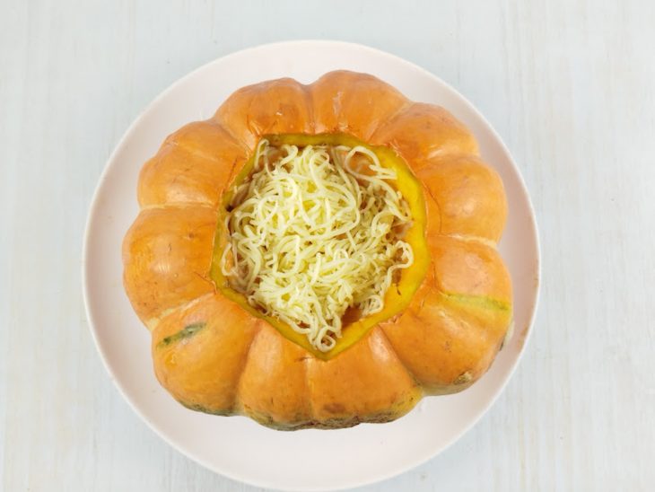 Mussarela ralada colocada no centro da abóbora.