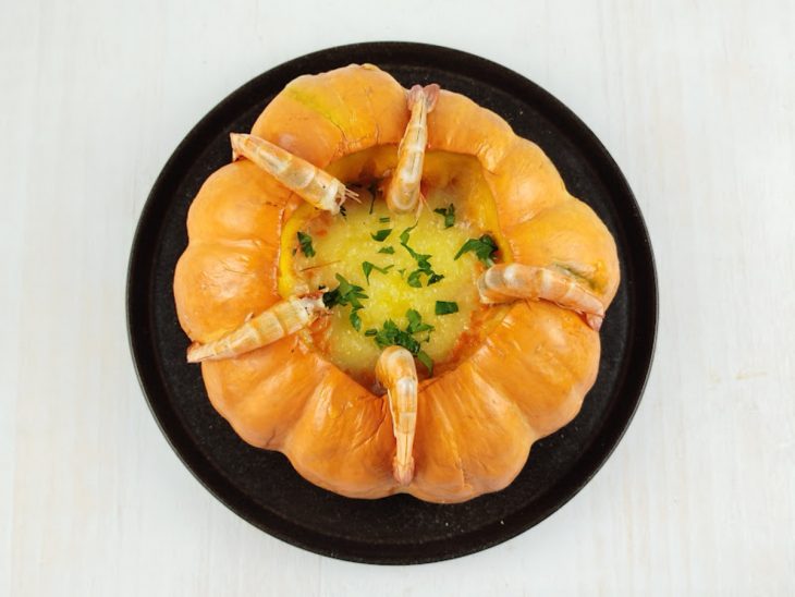 Moranga após tempo de forno com camarões colocados nas bordas.