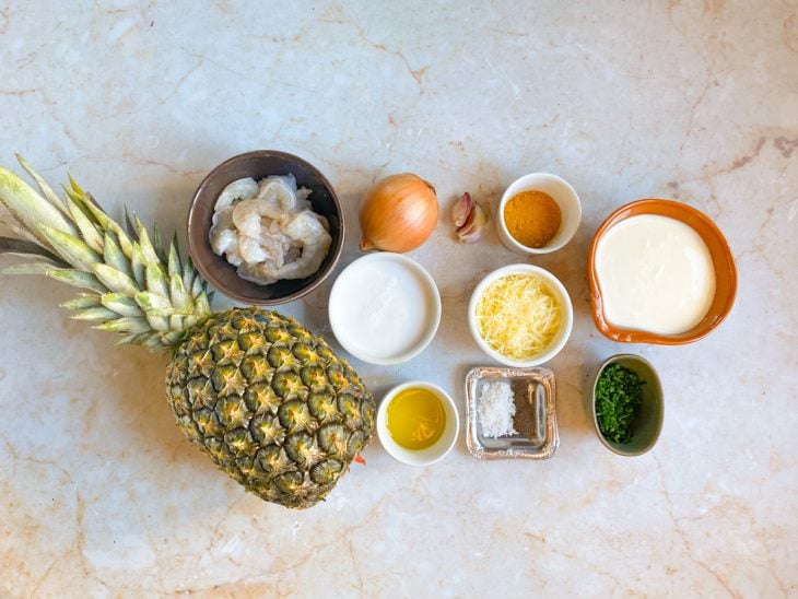 Ingredientes reunidos em recipientes separados sobre uma mesa.