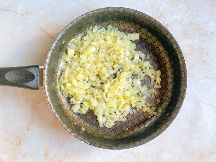 Panela com alho e cebola refogados.