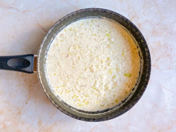 Creme de leite e leite de coco adicionados a panela.