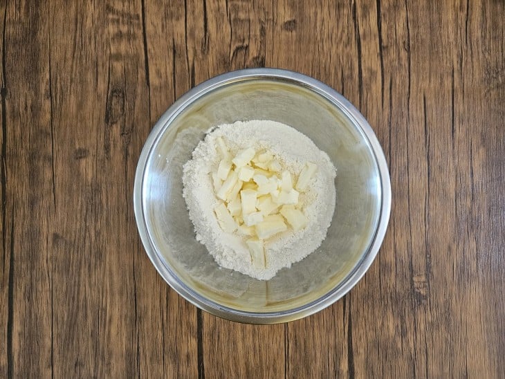 Manteiga e farinha em uma tigela.