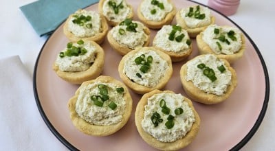 Canapés de ricota com azeitona