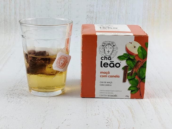 Sachê de chá em infusão na água.