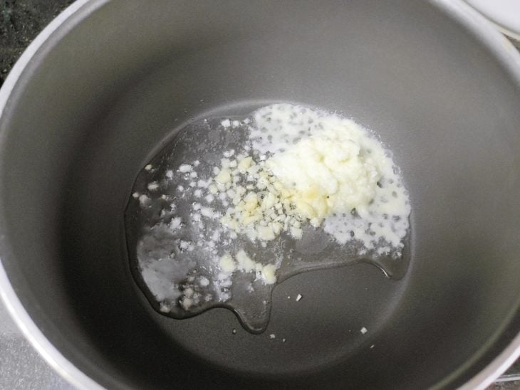 Cebola e alho refogando em óleo e sal.