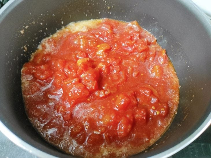 Tomate adicionado na panela.