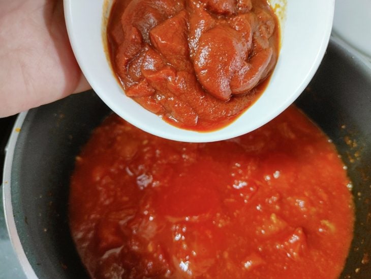 Extrato de tomate adicionado na panela.