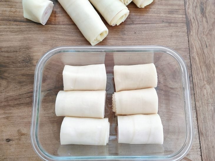 Pedaços do rolo acomodados em um refratário.