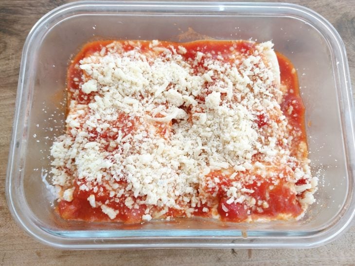 Ingredientes adicionados sobre os canelones.