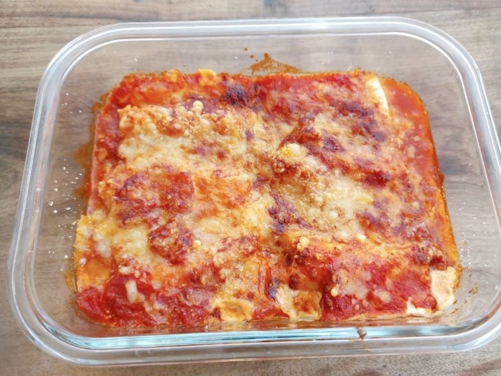 Canelone de presunto e queijo com massa de pastel pronto para consumo.