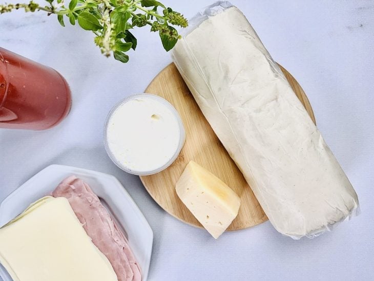 Ingredientes para a receita reunidos em uma bancada.