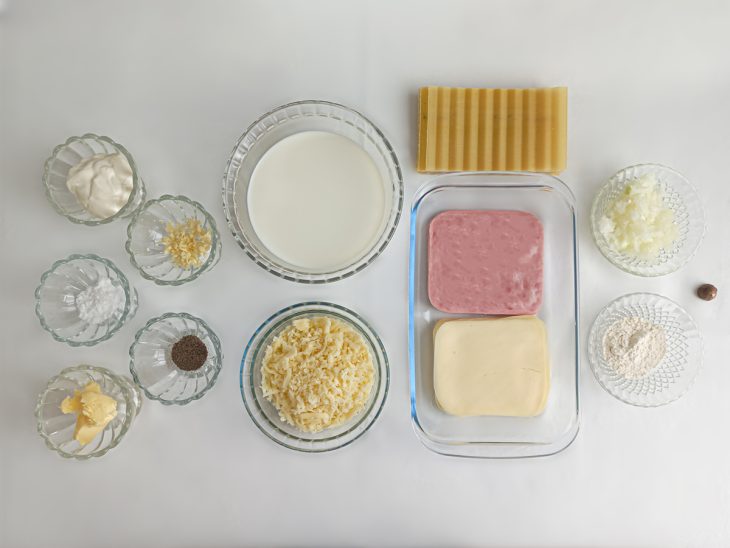 Ingredientes para a receita reunidos em uma bancada.