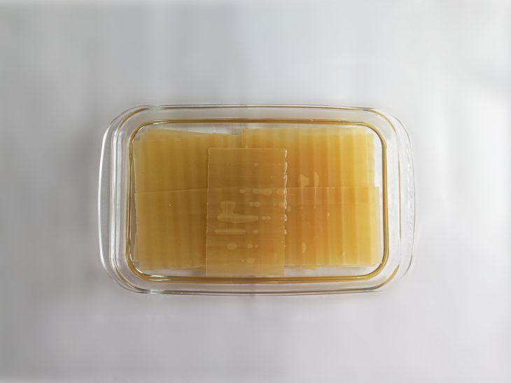 Massas de molho em uma tigela com água.