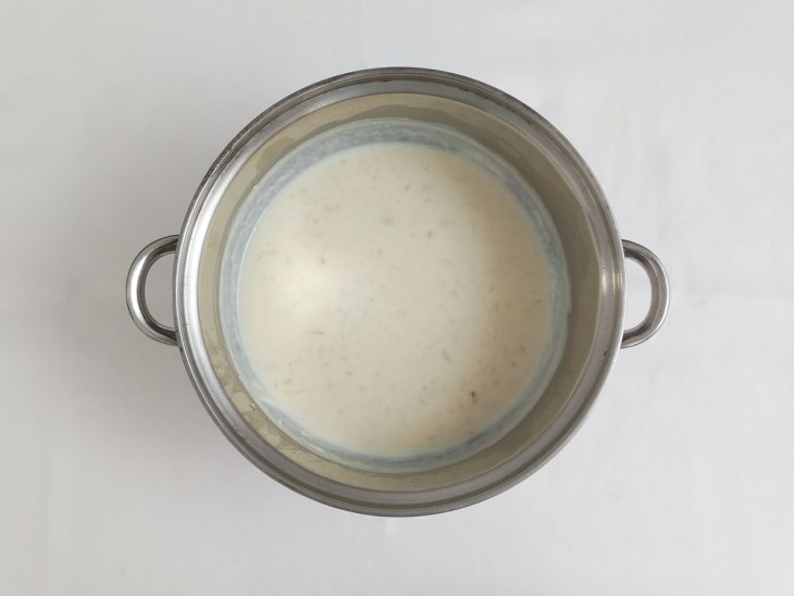 Farinha de trigo e leite adicionados e incorporados na panela.