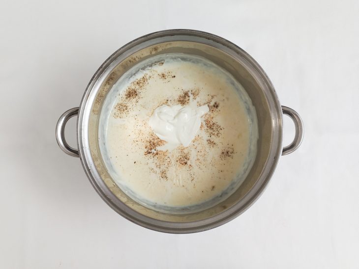Temperos e requeijão adicionados na panela.