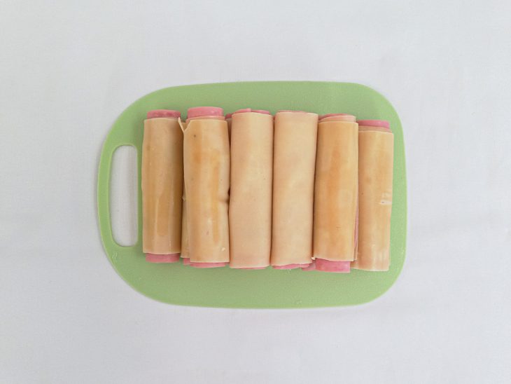 Canelones montados sobre uma tábua.
