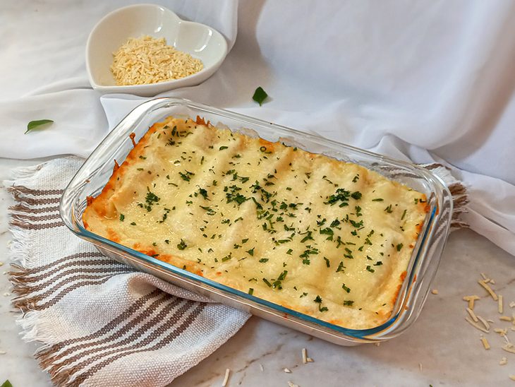 Canelone simples assado e finalizado com cheiro-verde.