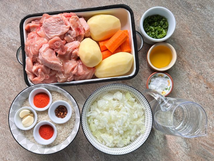 ingredientes para preparo de canja de galinha porcionados e separados.