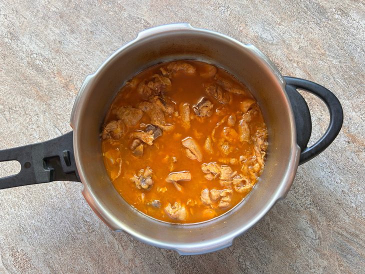 primeira parte do cozimento com caldo e temperos.