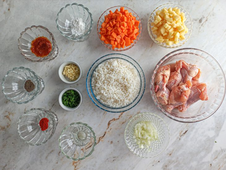 Ingredientes para a receita reunidos em uma bancada.