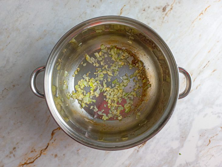 Panela com um fio de óleo e alho.