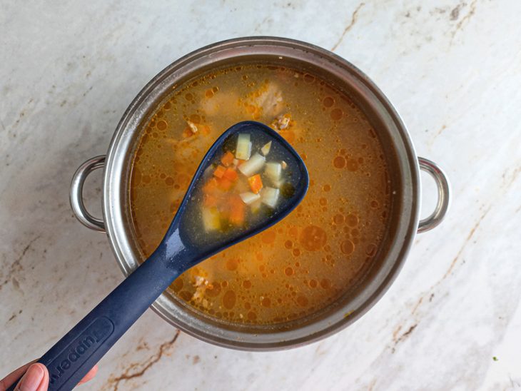 Batatas adicionadas na panela.