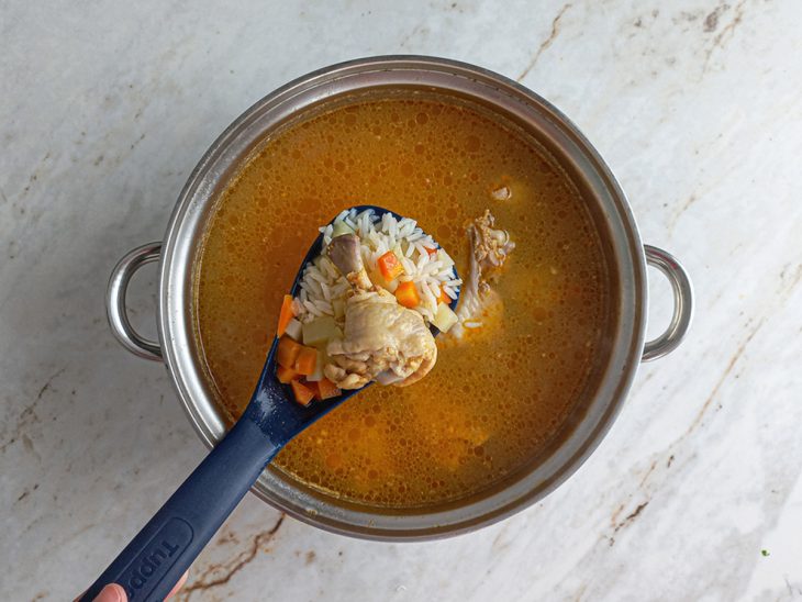 Arroz adicionado na panela.
