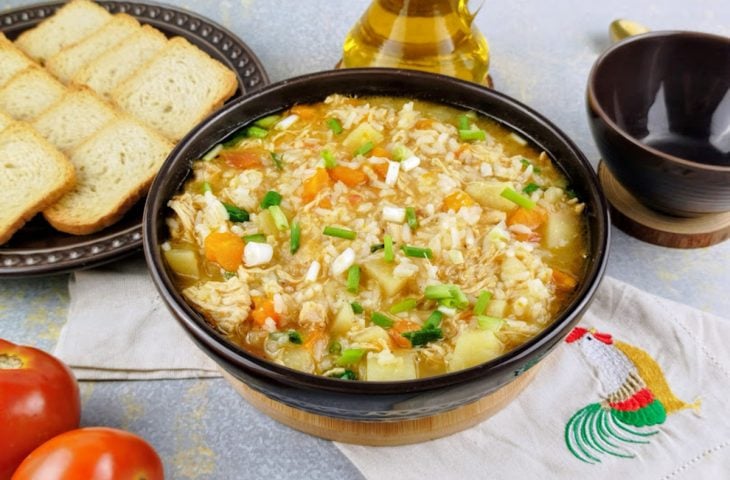 Canja de galinha com legumes