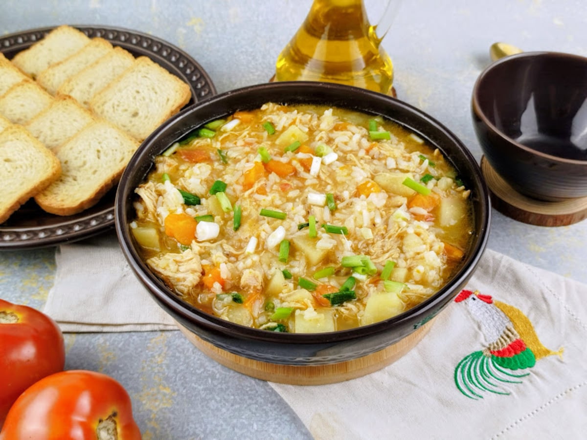 Canja de galinha com legumes