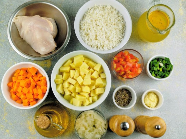Ingredientes separados sobre a bancada.