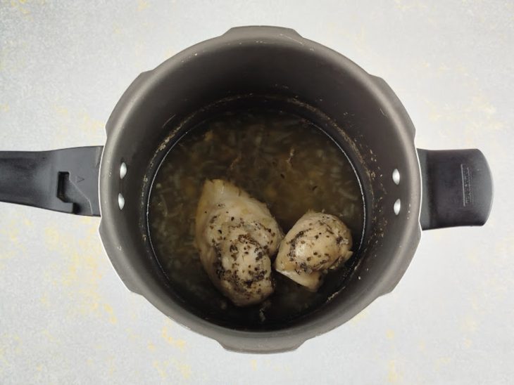 Frango cozido após pegar pressão.