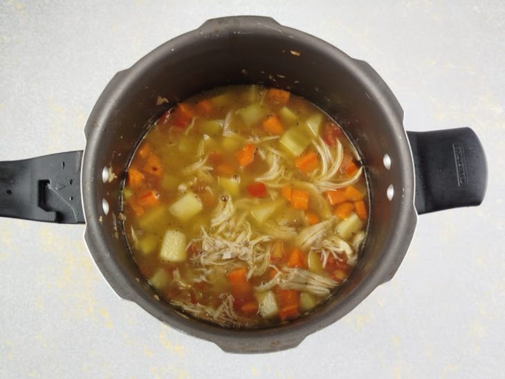 Caldo sendo despejado na panela antes de voltar à pressão.