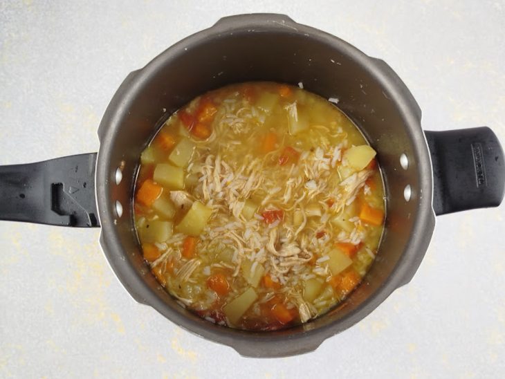 Arroz sendo adicionado após o cozimento e misturado ao caldo.