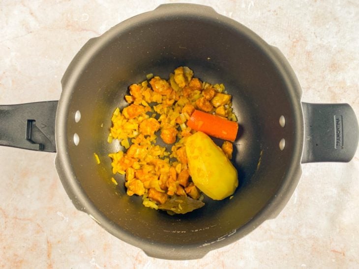 Ingredientes adicionados na panela.