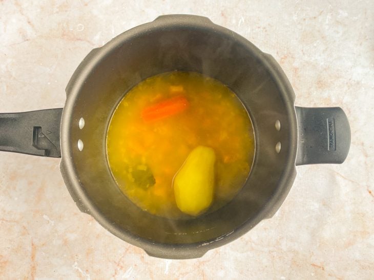 Água na panela com ingredientes.