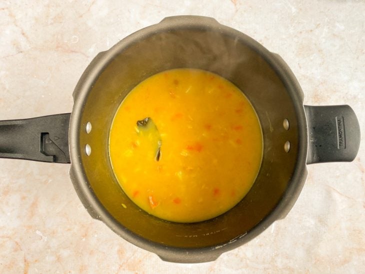 Creme batido adicionado na panela para engrossar.