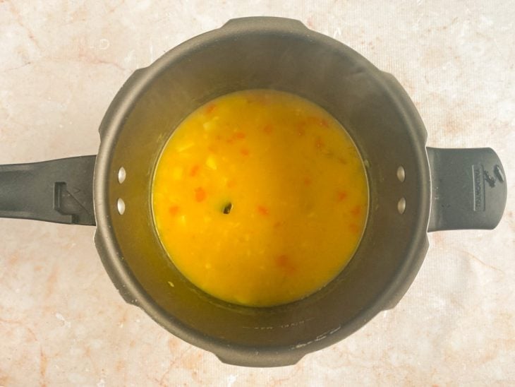 Panela com ingredientes cozidos.