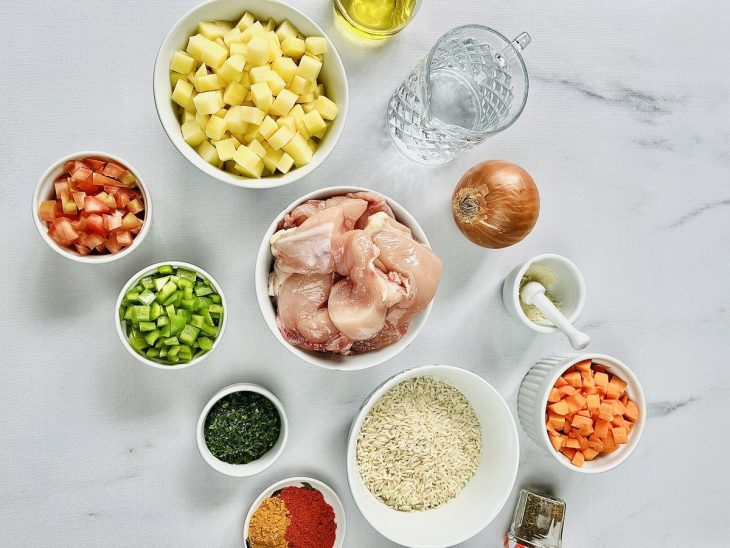 ingredientes para preparo de canja de galinha porcionados.