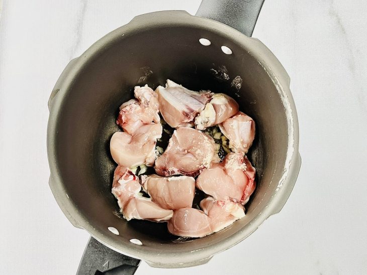 peito de frango com osso selado em panela.