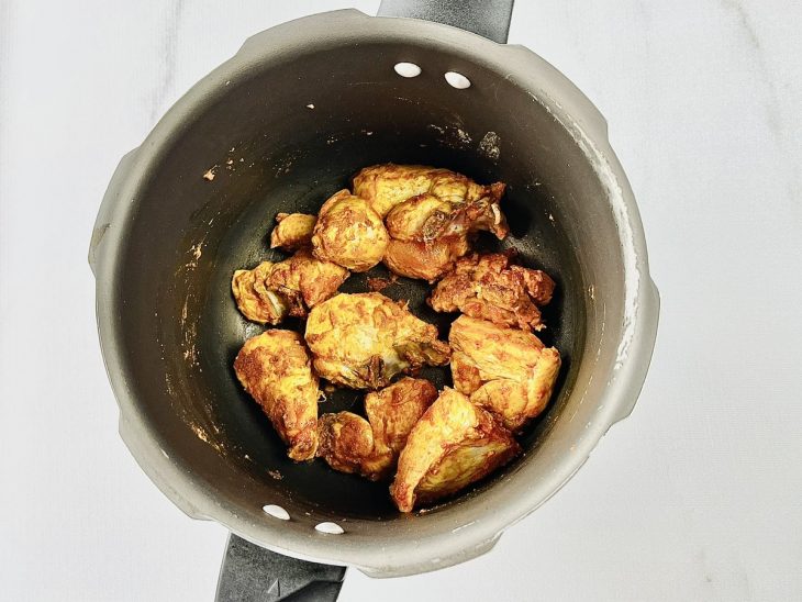 frango selado com temperos.