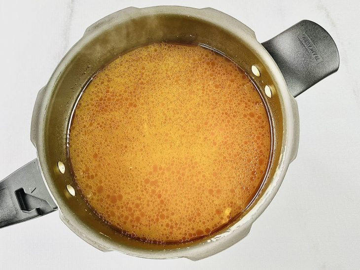 adição de água para cozimento da canja de galinha.